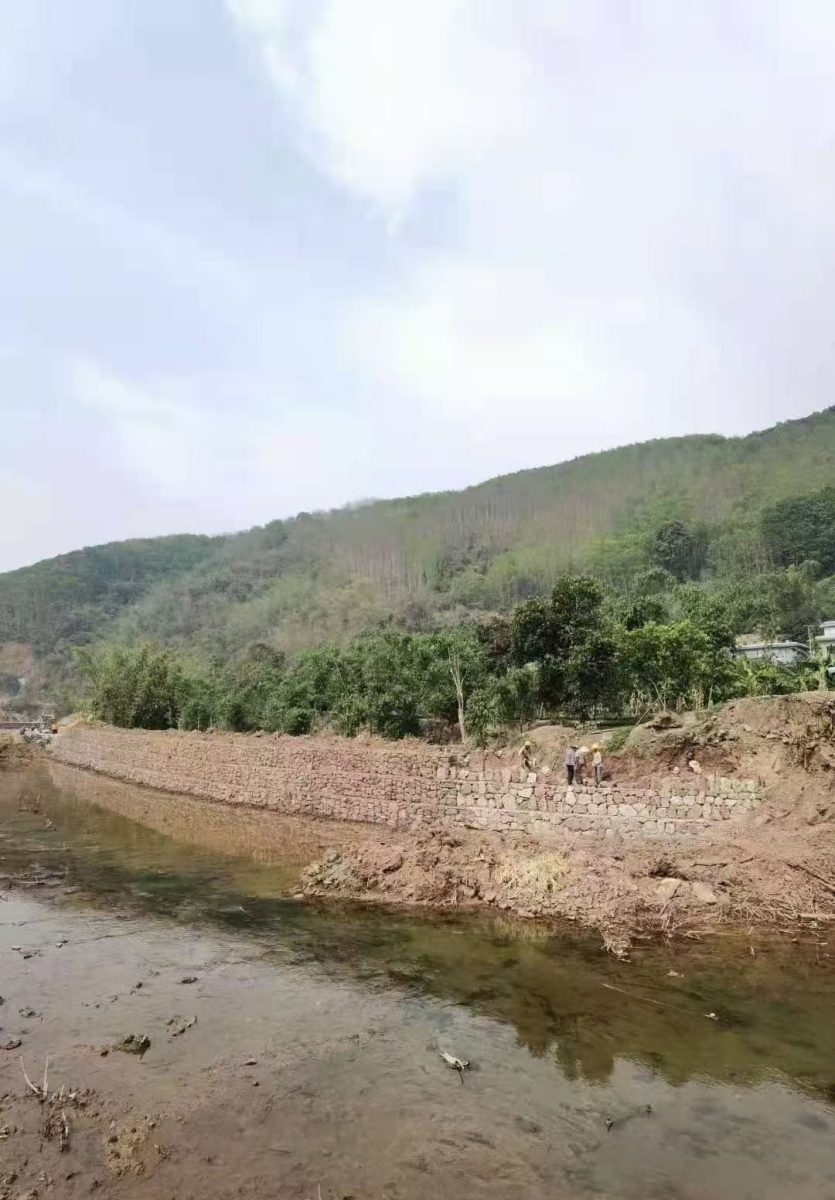 格宾网箱装填石块
